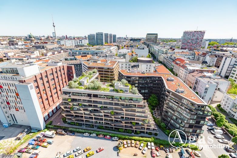 Dachgeschoss mit Panoramablick! Luxus 3 Zimmer Wohnung mit ca. 88m², EBK und Terrasse in Mitte! – Charlie Living