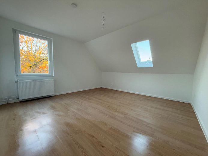 Sanierte 3-Zimmer-Wohnung mit Dachboden, Stellplatz und Gartenanteil – Schlafzimmer 1 unmöbliert