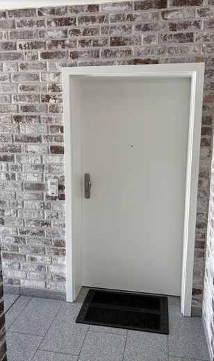 Teilmöblierte barrierearme 3 Zimmer Wohnung mit Balkon und Aufzug in ruhiger Lage – Wohnungstür