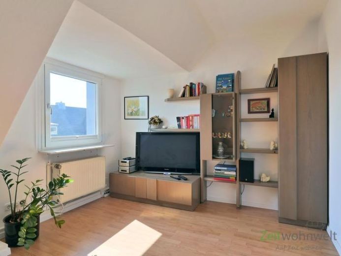 (EF1225_M) Kassel-Stadt: Fasanenhof, preiswerte möblierte Dachwohnung in einem ruhigen Haus mit Garten – Foto 1