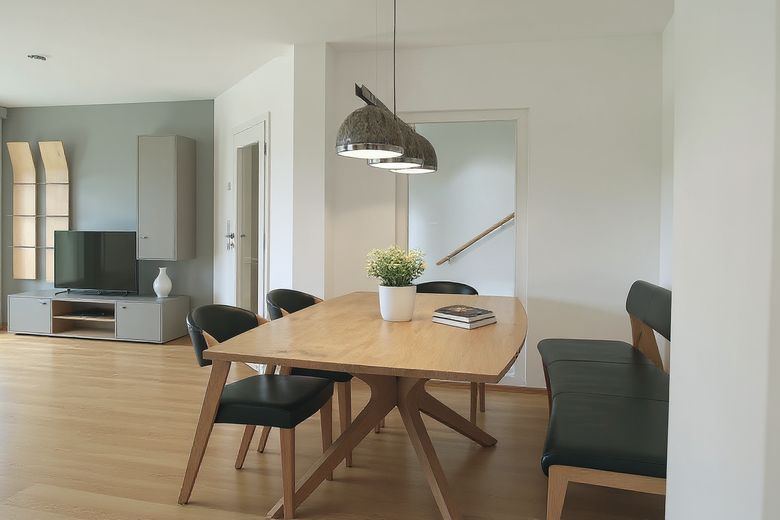 4-Zimmer-Wohnung mit Balkon und Fußbodenheizung in Augsburg – Wohn- und Essbereich
