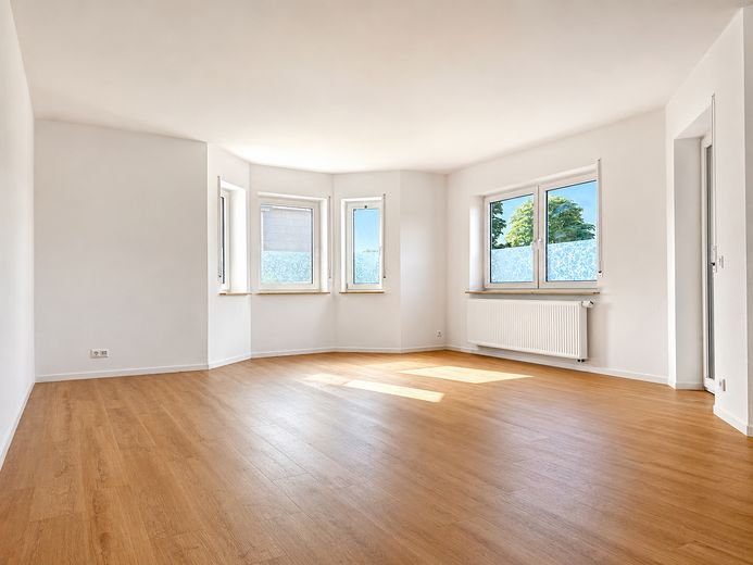 Frisch renovierte 3-Zimmer-Wohnung mit Balkon & Stellplatz in Weikersheim – Wohn- und Essbereich