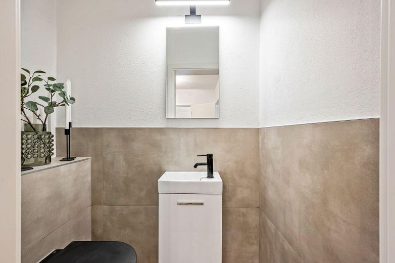 Fantásticamente modernizado: apartamento en propiedad de 3 habitaciones en ubicación céntrica - sin comisión – Gäste-WC