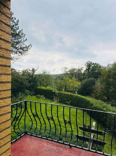 Mehrgenerationenhaus mit Wohlfühlcharakter: Platz für Eltern, Kinder &amp; Großeltern – Balkon
