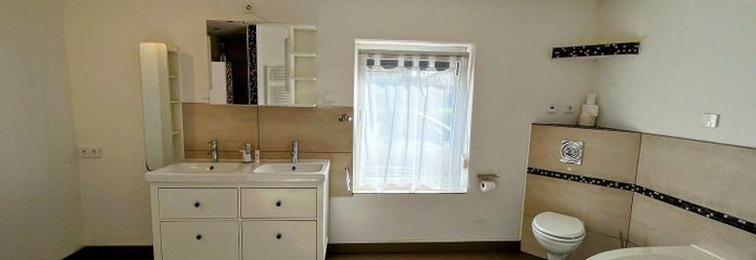 Bad mit Doppelwaschbecken