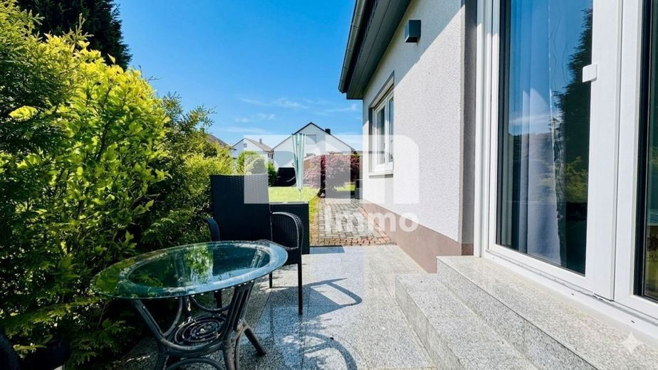 Sanierter Zweigenerationen-Traum mit Pooloase und autarker Zukunftsvorsorge – Terrasse 1 / Zugnag Gartenbereich + Terrasse 2