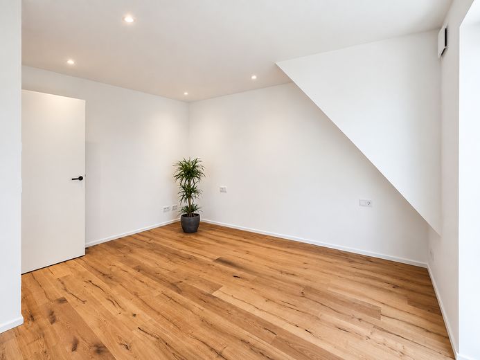 Zolderappartement met balkon en uitzicht op het groen, evenals KfW-lening met een subsidie van 30.000 euro – Schlafen