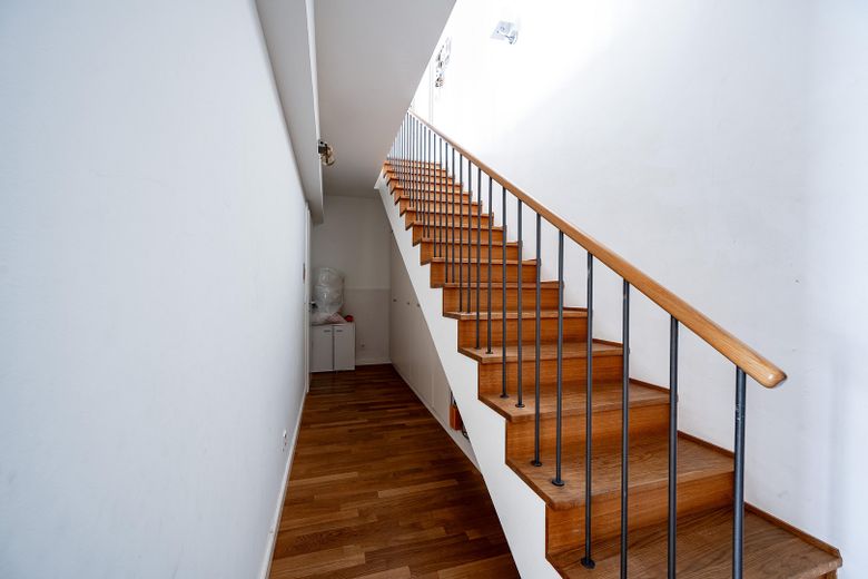 Luxuriöse, moderne 5-Zimmer Maisonette Wohnung mit TG-Stellplatz und Balkon in Südwest-Lage – Treppe_Ansicht vom UG
