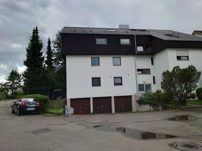 Attraktive 4,5-Zimmer-Hochparterre-Wohnung – provisionsfrei – Blick von der Straße aufs Haus