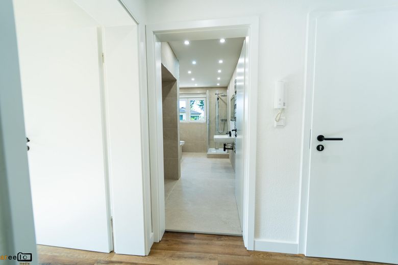 Badezimmer (Blick aus Flur)