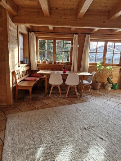 Ökol. Blockhaus in Bernau am Chiemsee – Zuhause auf Zeit für bis zu 5 Jahre, mit eigenem Garten – Essbereich