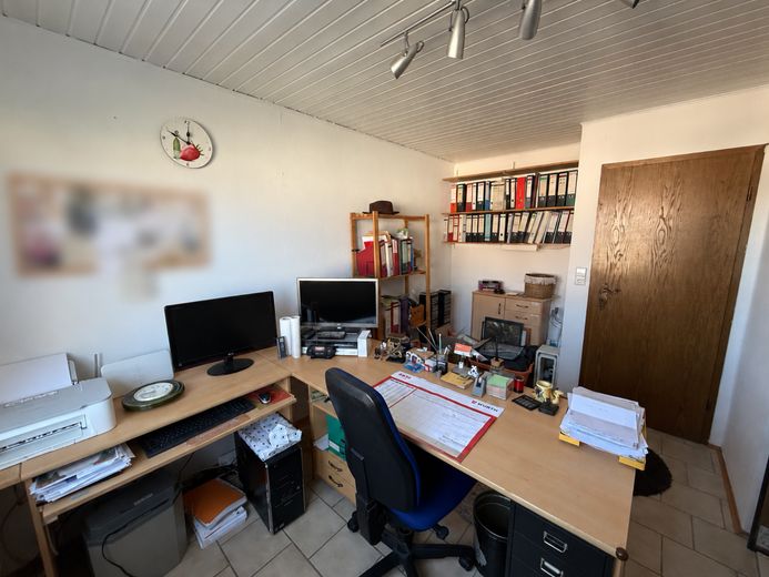 ***Curata casa bifamiliare ai margini del centro abitato di Illerberg*** – Kinderzimmer/Büro