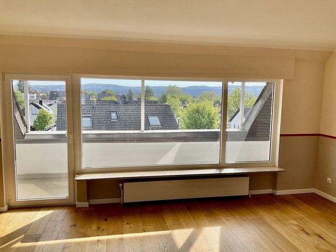 Gemütliche Dachgeschosswohnung in Ko-Metternich, provisionsfrei, mit Balkon und Garage – Wohnzimmer