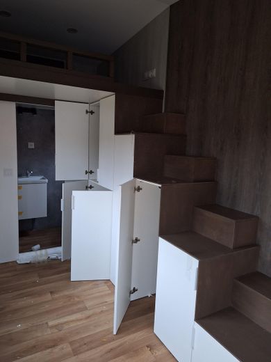 Schränke unter der Treppe