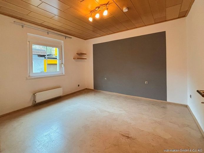 Reihenmittelhaus in zentraler Lage von Naila bietet ein großzügiges Zuhause – VUB0002349-5