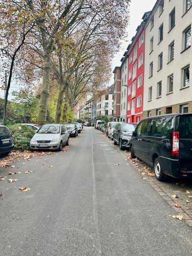 schöne 1 Zi.-Wohnung mit separater Küche und Balkon in Düsseldorf-Bilk ! – Burghofstraße