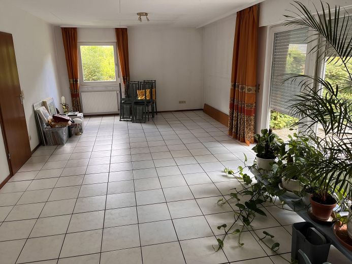 Ruhige Lage mit grossem Garten am Ende einer Sackgasse – Wohnzimmer mit Terrassenzugang