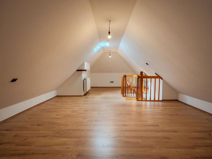 Großzügige 3-Zimmer-Maisonette-Wohnung mit ca. 120 m² in Zirndorf-Weiherhof – sofort bezugsfrei – Schlafzimmer-2