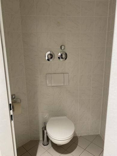 3-кімнатна квартира з вбудованою кухнею, ванною, великим балконом – WC separat