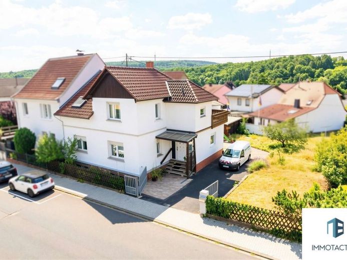 Casa unifamiliare con molto potenziale, giardino, balcone e garage a Rüdesheim – Foto 1