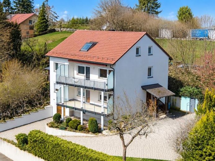 Preisreduziert! Fernsicht: Gepflegtes Dreifamilienhaus mit 2 Garagen & Carport – Foto 1