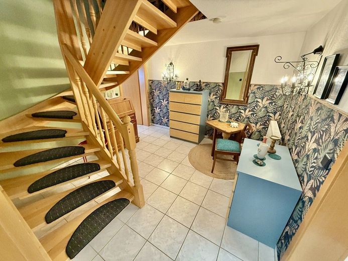 HORN IMMOBILIEN++ Neubrandenburg, tolles Architektenhaus mit 5 Zimmern, EBK, Keller und Carport – Treppe zum Keller