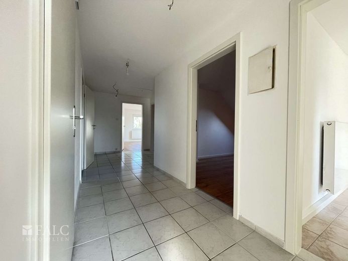 Erstbezug nach Sanierung: Helle Dachgeschosswohnung mit gehobener Ausstattung in Langenzenn – Diele