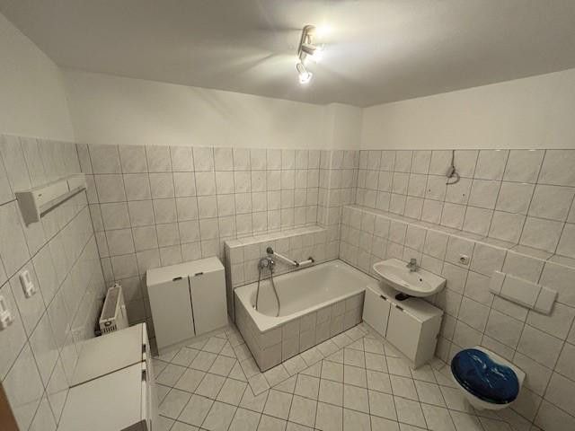 Bad mit Wanne und WC