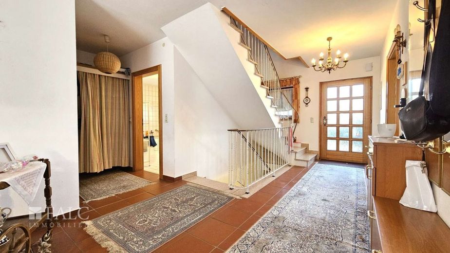 Attraktives Einfamilienhaus mit Doppelgarage, PV-Anlage und ausgebautem Keller – Flur