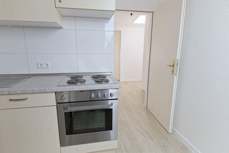 Stilvolle ruhige 3-Zi-Dachgeschosswohnung – eigene Etage, Dachbalken & Gartenmitnutzung – Küche