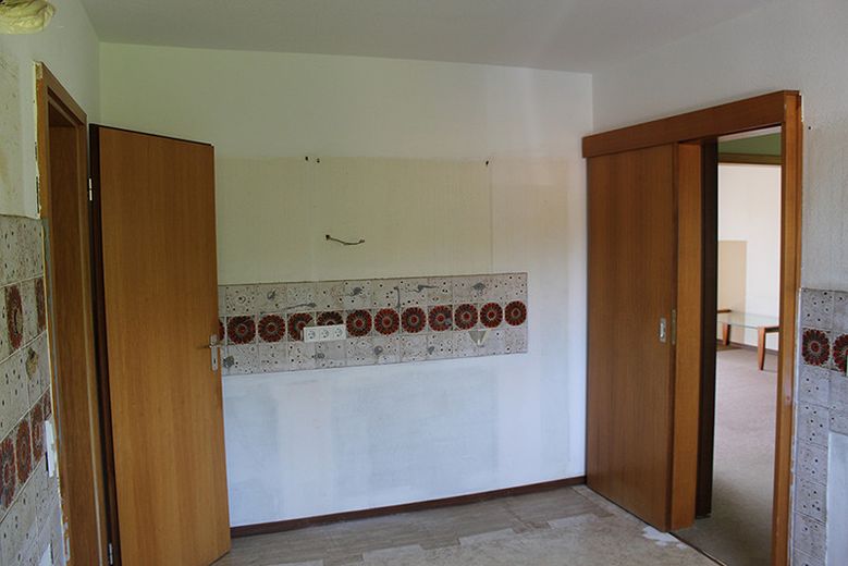 Zweifamilien-Wohnhaus in der Kleinstadt Leun im Lahn-Dill-Kreis. Der Kaufpreis ist verhandelbar. – EG Küche