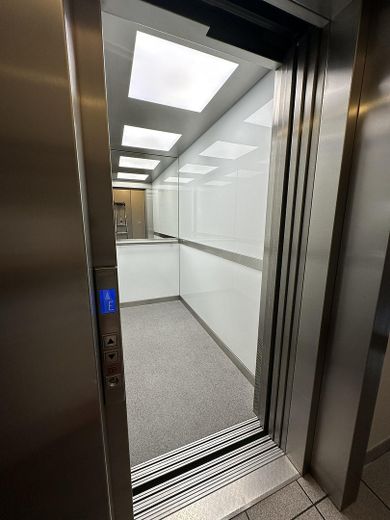 VANAF AUG 2027: Stijlvol gemeubileerd appartement | Tijdelijk wonen | Gemeubileerd wonen in Sachsenhausen – Moderner Aufzug 2
