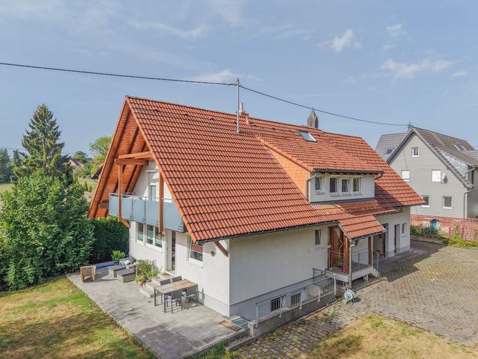 Wohntraum für junge Familie mit viel Platzbedarf!Einfamilienhaus mit großem Grundstück und 4 Garagen – Foto 1