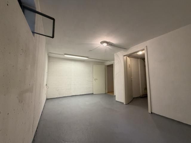 Modernes Familien-Reihenhaus in ruhiger Lage von Regensburg-Burgweinting – 1d_Keller Eingangsansicht