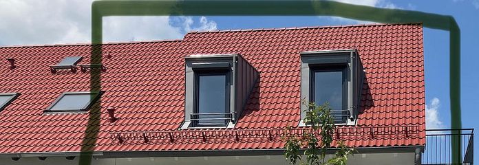 Maisonettewohnung mit viel Platz und zwei Balkone – Fassade vorne Wohnung markiert