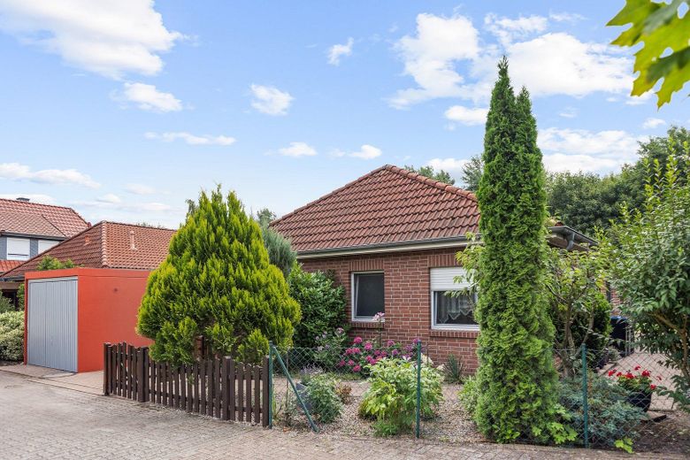 Vorderansicht mit Garage 