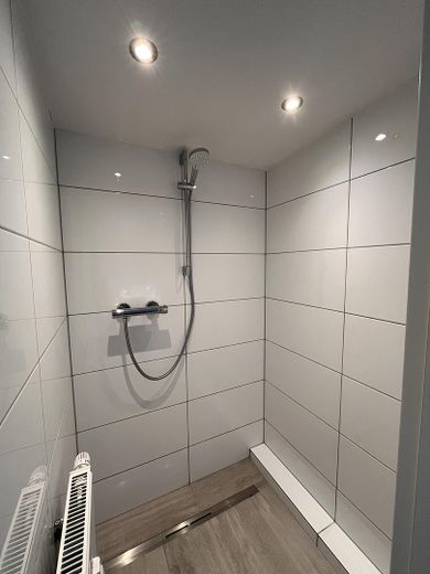 Modernes, frisch saniertes Loft in Elze mit hohen Decken und großzügigem Wohnraum – neues Duschbad