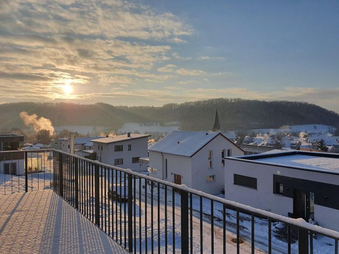 RISERVATO - Moderna casa familiare con vista – scuola, asilo e negozi raggiungibili a piedi – Balkon Blick Winter