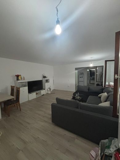 Helle 2-Zimmer-Wohnung, 75 m², kernsaniert, mit Terrasse und Garage – Wohnzimmer