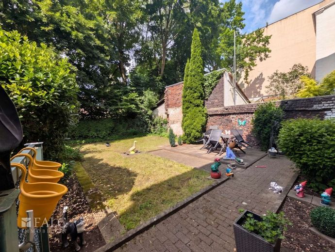 Grundsolides 9-FH in GE-Ückendorf: Hoher Cashflow &amp; massive Mietreserve bei 822 EUR/m² – Garten rechts