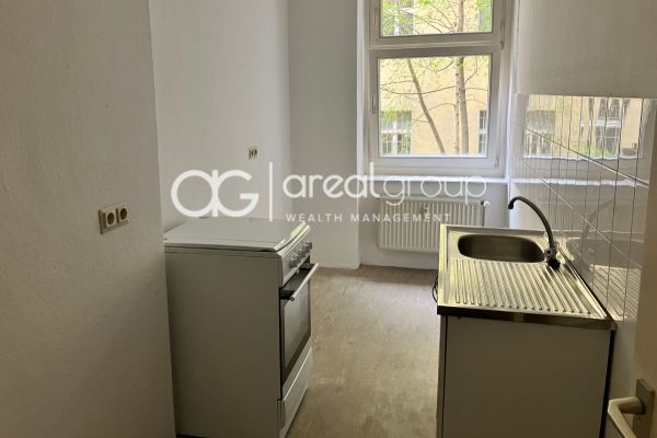 Urbaner Wohntraum im Grünen: Charmante Einzimmerwohnung mit Balkon, Küche im Hinterhaus