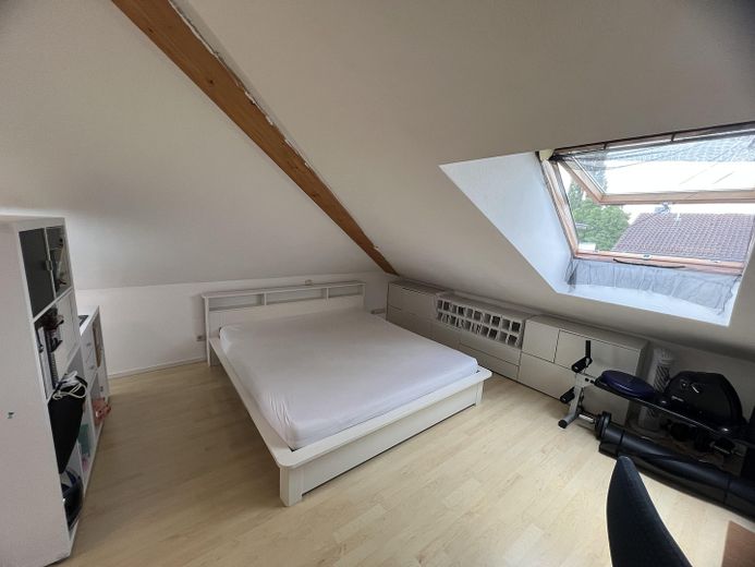 شقة فسيحة من 4 غرف بارتفاع سقف يزيد على 3 م، وشرفتين وموقفي سيارات – Schlafzimmer rechte Hälfte