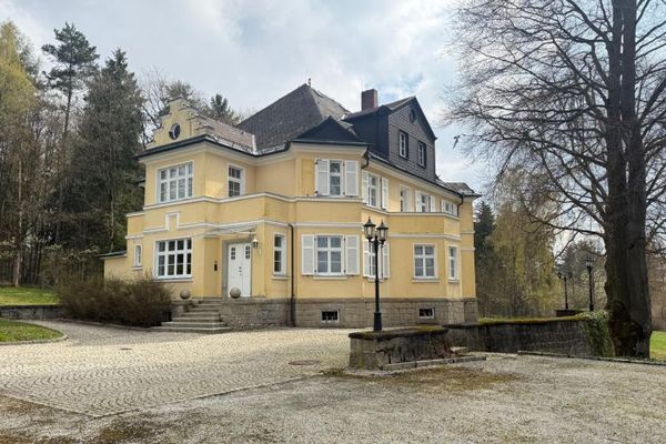 Representative villa in Rehau for commercial rental – approx. 684 m² total usable space – plot approx. 3,300 m² – practice – office – services