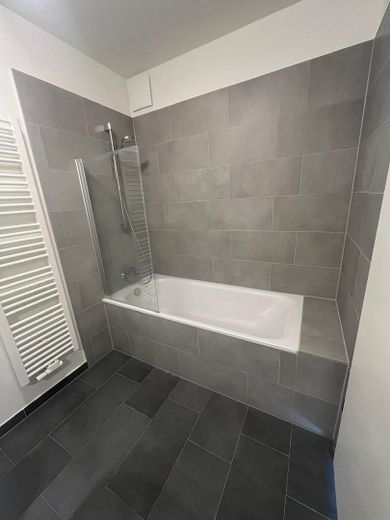 Exklusive neuwertige 3-Zimmer-Wohnung mit schönem Balkon von PRIVAT! – Bad 1 Bild 2