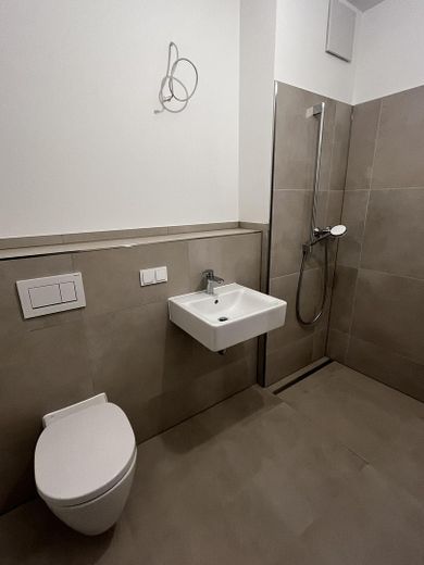 Erstbezug in Frechen: Moderne 4-Zimmer-Wohnung mit Balkon und hochwertiger Ausstattung – Gäste - WC 