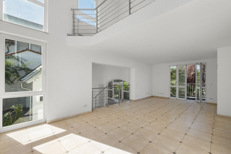 Casa familiare di 239 m² con piano giardino flessibile – senza provvigione – Wohnbereich mit Galerie