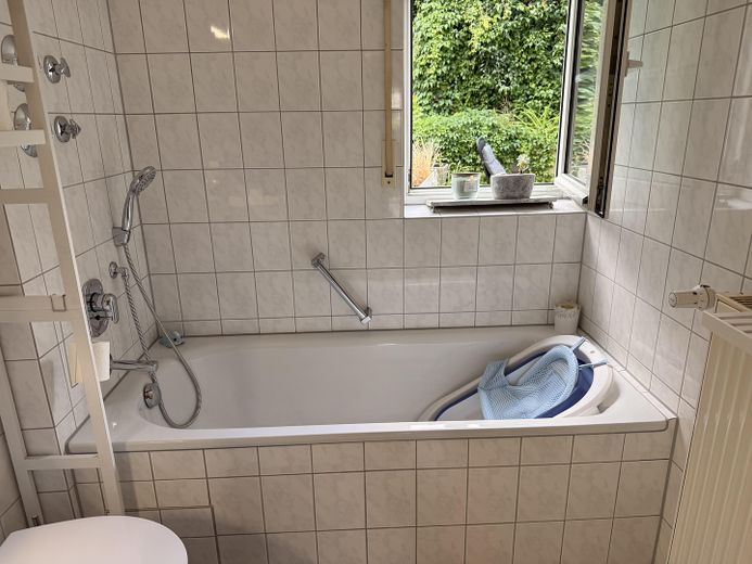 Sonnige 3-Zimmerwohnung mit Garten und Blick auf die Weinberge – Tageslichtbad