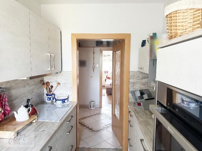 ***AB SOFORT ZU VERKAUFEN --SEHR GEPFLEGTE 3-RAUMWOHNUNG--*** mit Tageslichtbad und Dusche in einer sehr gepflegter Wohneigentumsanlage – Küche mit Blick Richtung Flurbereich (Verkauf ohne Inventar)