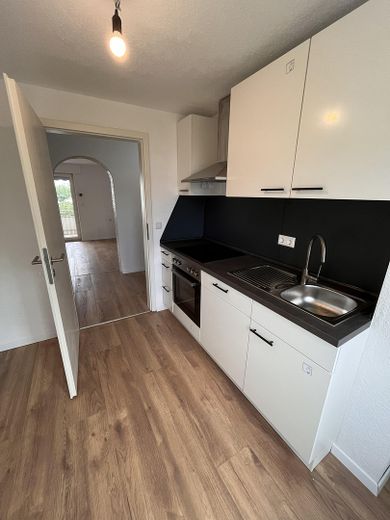 Odnowione 3-pokojowe mieszkanie z balkonem i zabudowaną kuchnią w Hechingen – Zdjęcie 8