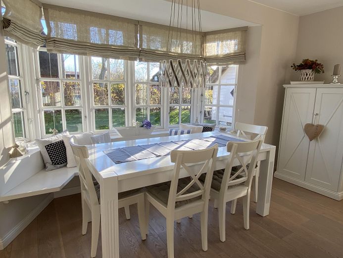 Großer Esstisch im Erker